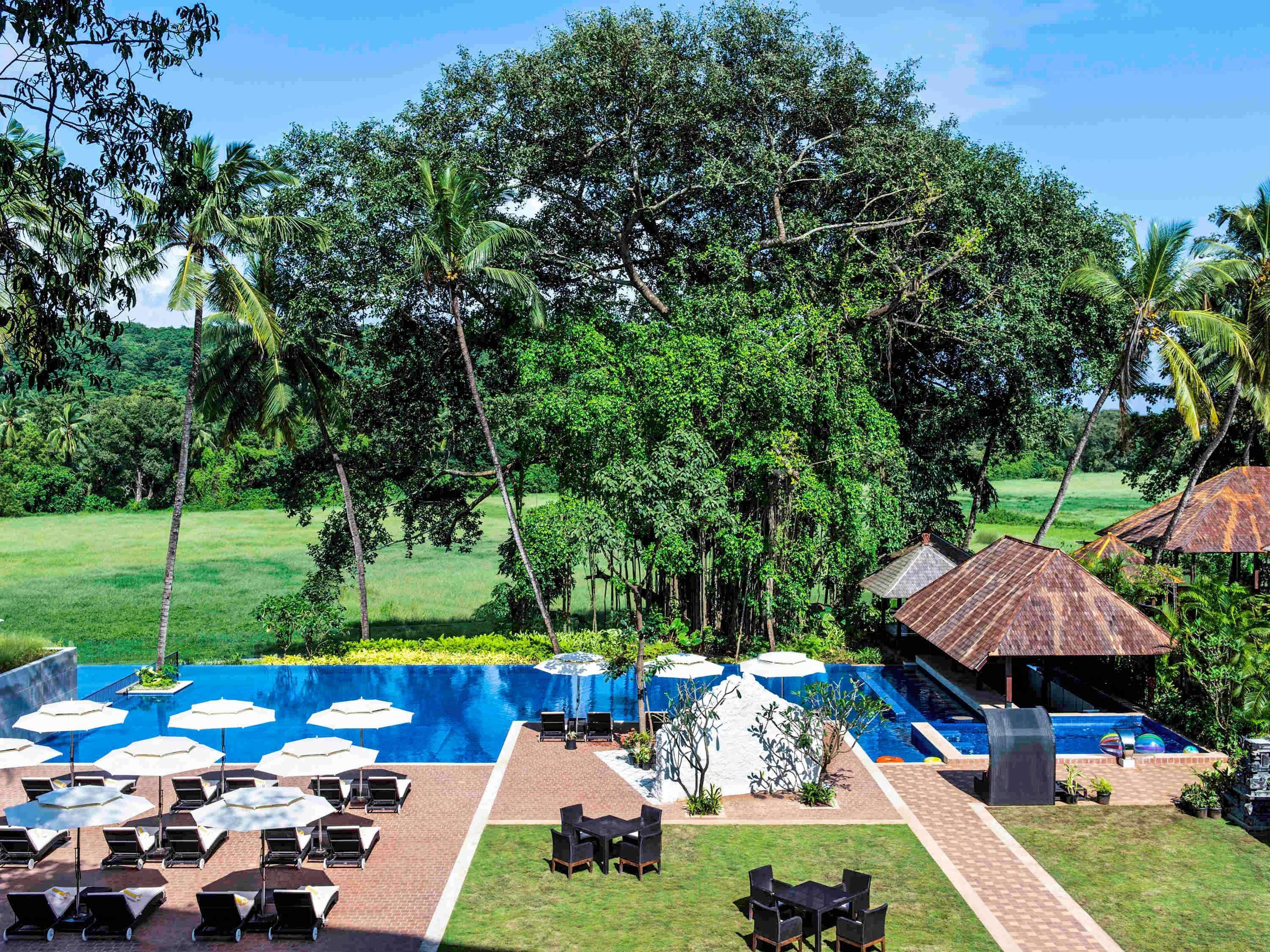 منتجع وسبا نوفوتيل جوا - علامة فنادق أكورهوتيلز كاندولِم المظهر الخارجي الصورة The pool at the Royal Golf and Country Club