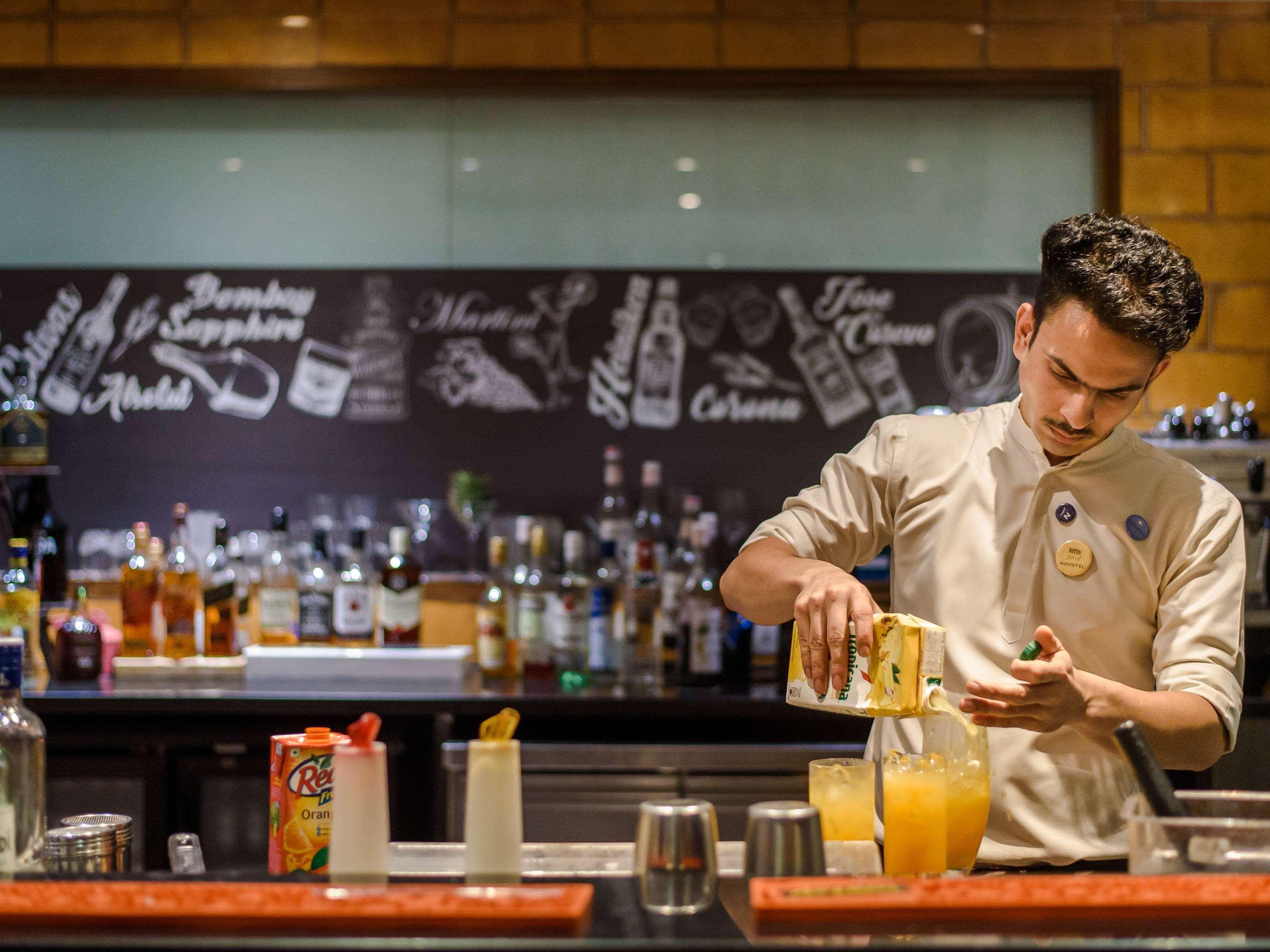 منتجع وسبا نوفوتيل جوا - علامة فنادق أكورهوتيلز كاندولِم المظهر الخارجي الصورة A bartender at work