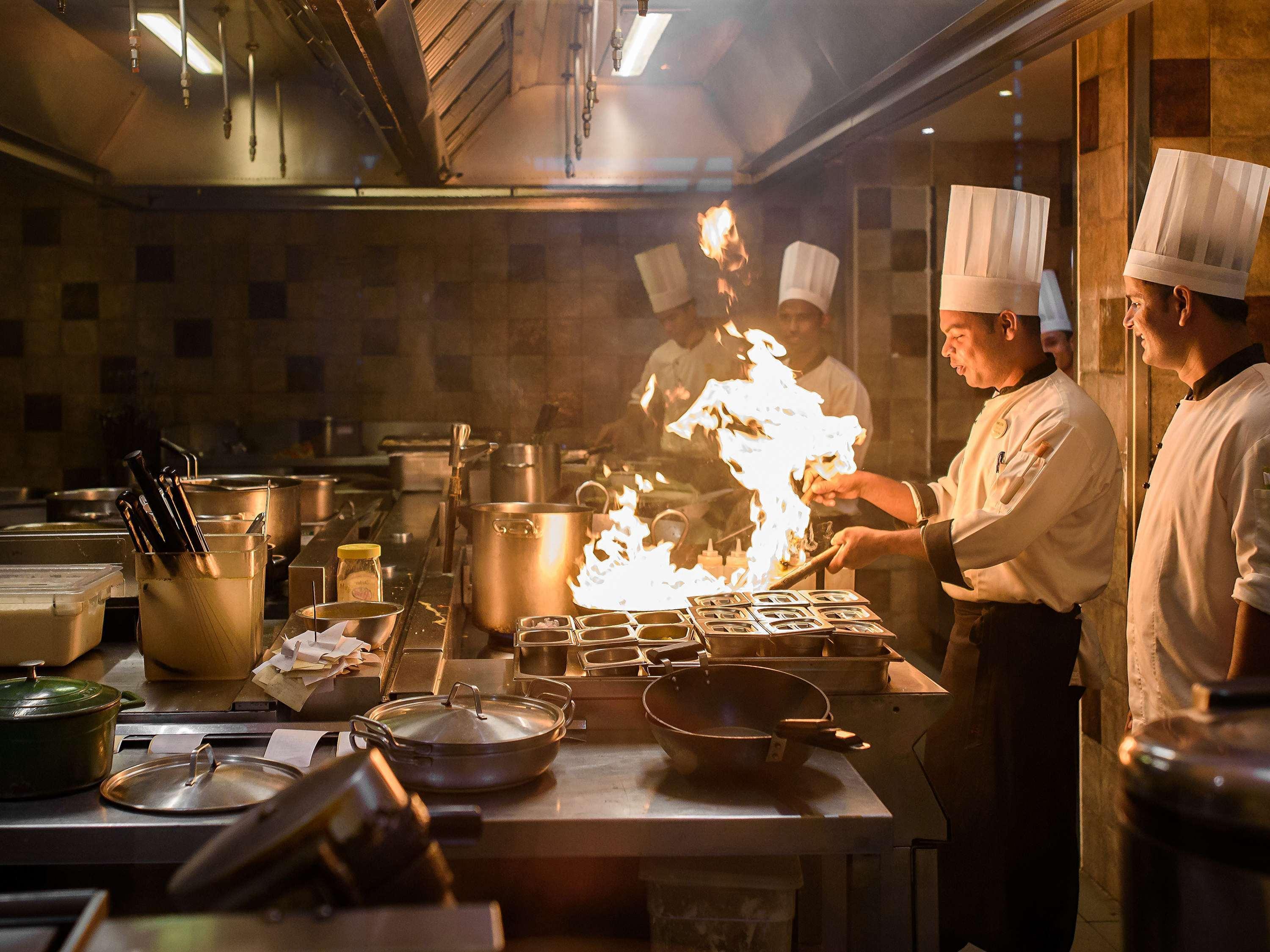 منتجع وسبا نوفوتيل جوا - علامة فنادق أكورهوتيلز كاندولِم المظهر الخارجي الصورة A kitchen in action