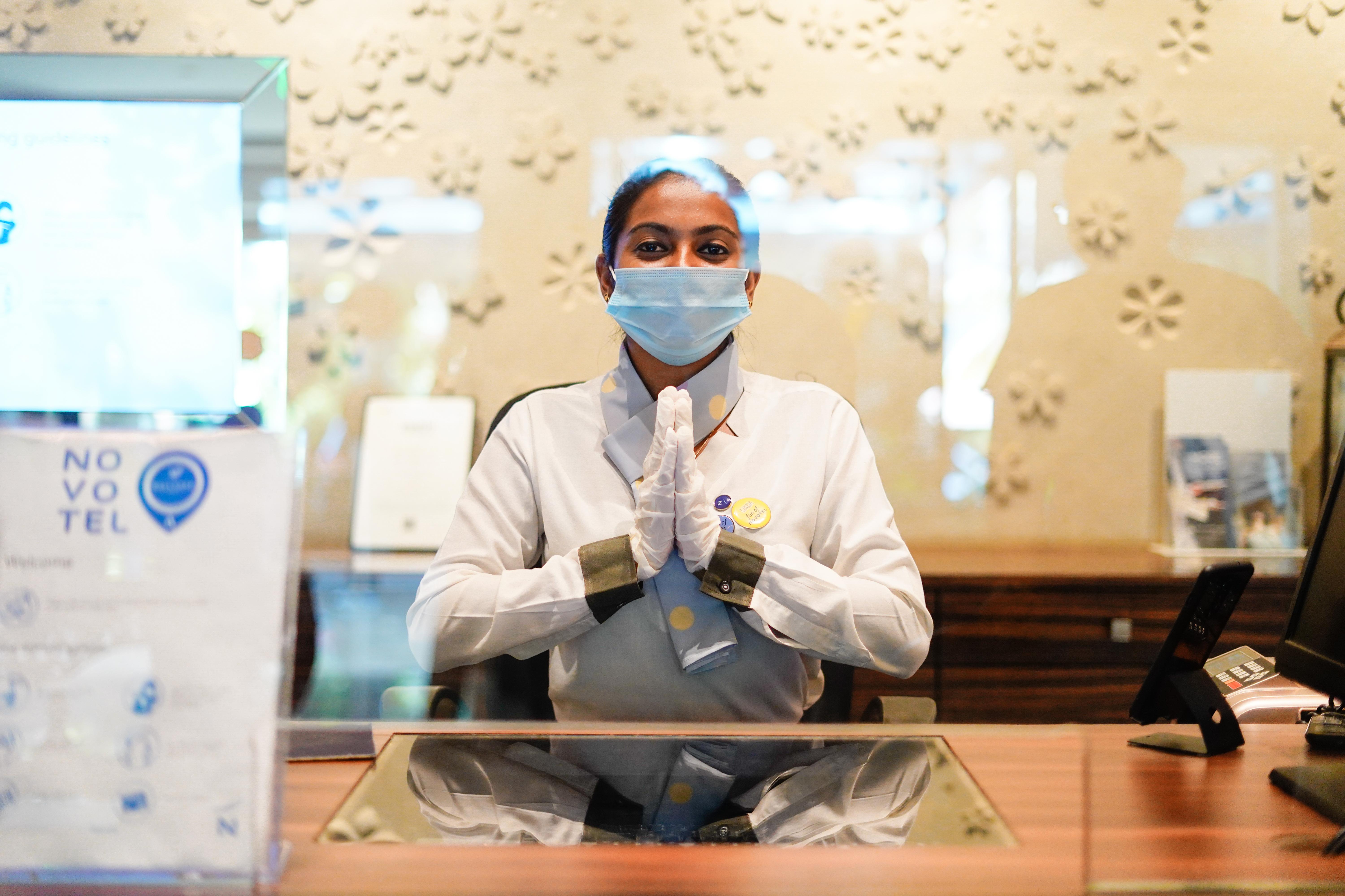 منتجع وسبا نوفوتيل جوا - علامة فنادق أكورهوتيلز كاندولِم المظهر الخارجي الصورة A hotel employee wearing a face mask