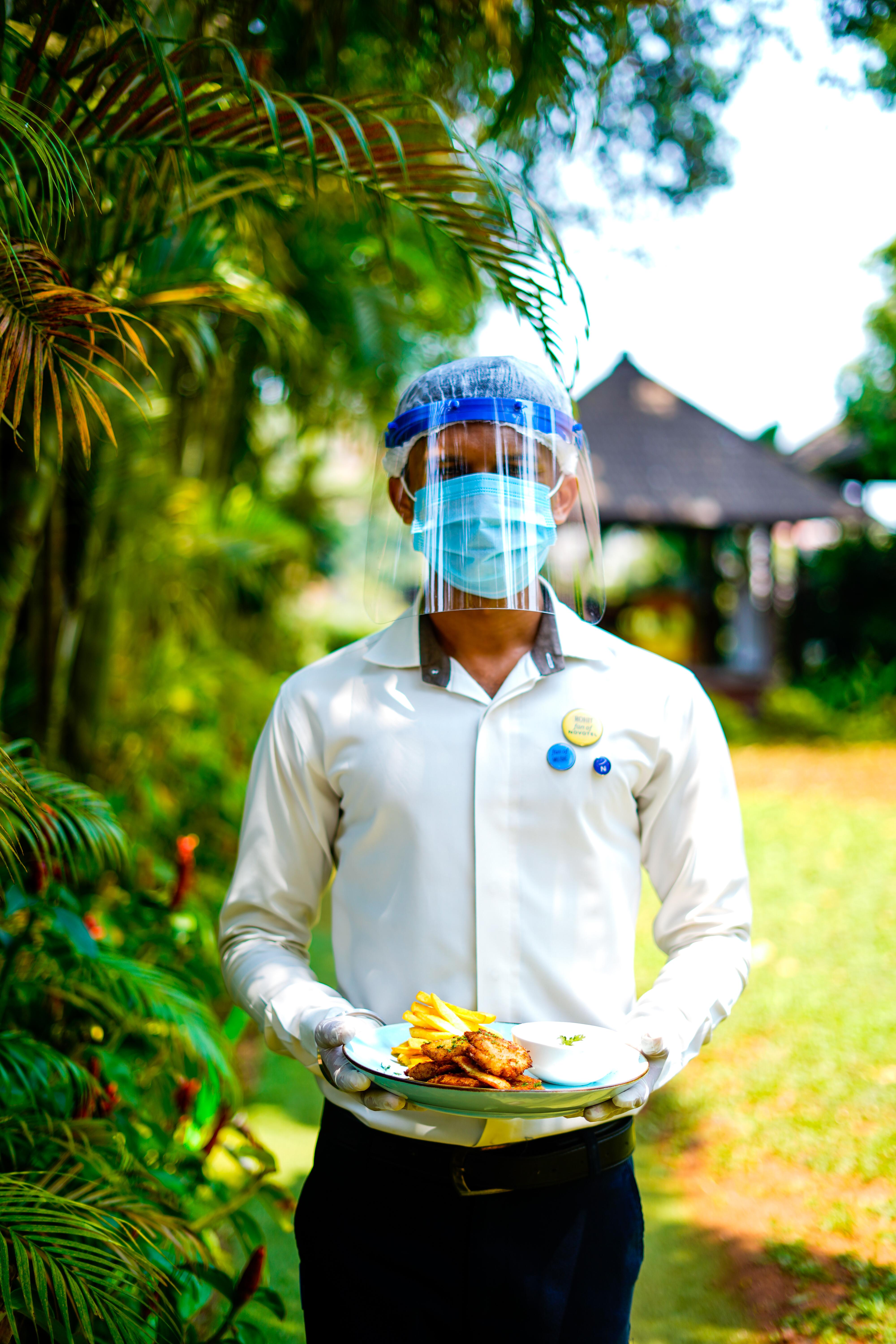 منتجع وسبا نوفوتيل جوا - علامة فنادق أكورهوتيلز كاندولِم المظهر الخارجي الصورة A hotel employee wearing a face shield and a face mask