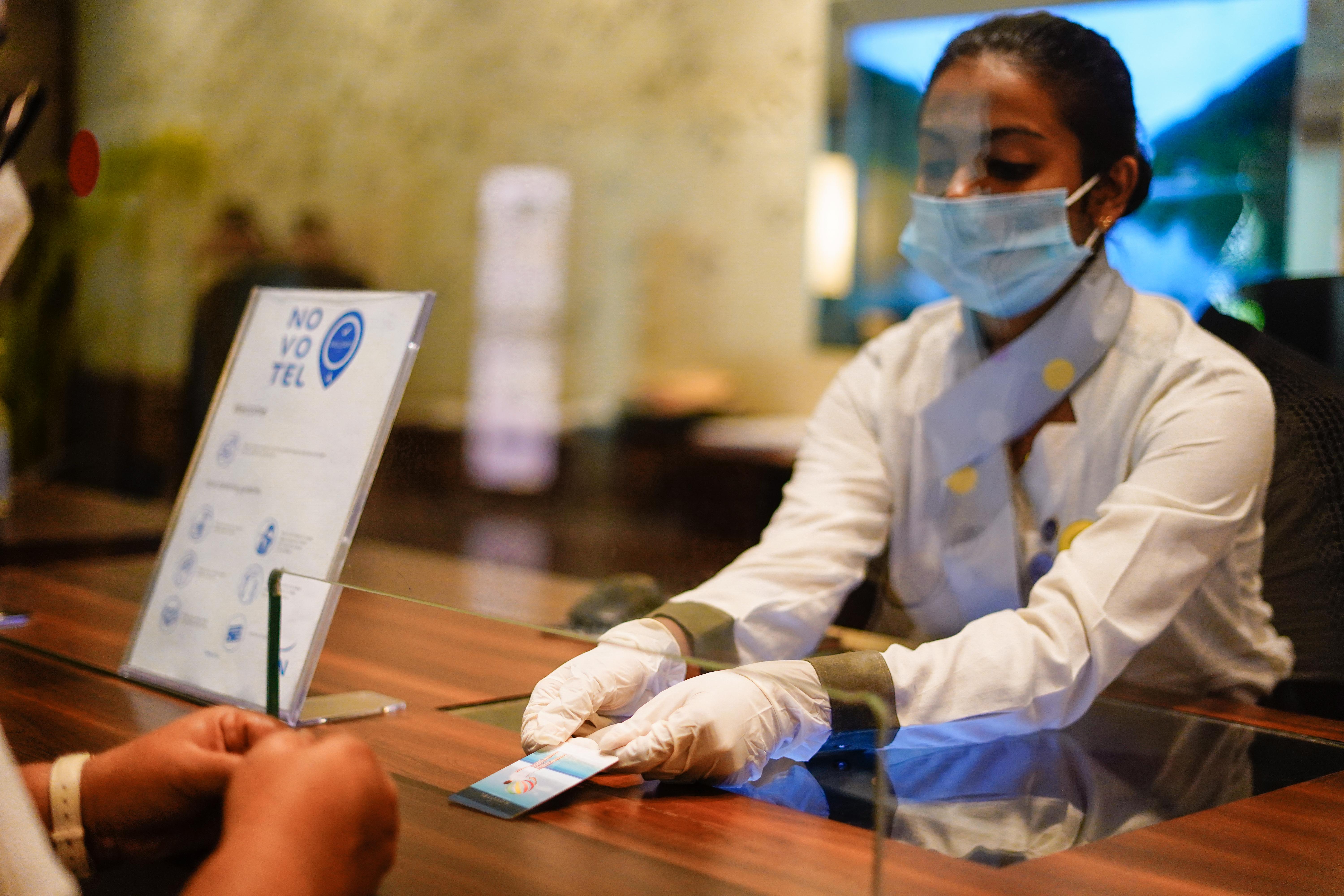 منتجع وسبا نوفوتيل جوا - علامة فنادق أكورهوتيلز كاندولِم المظهر الخارجي الصورة A hotel employee wearing a face mask and gloves