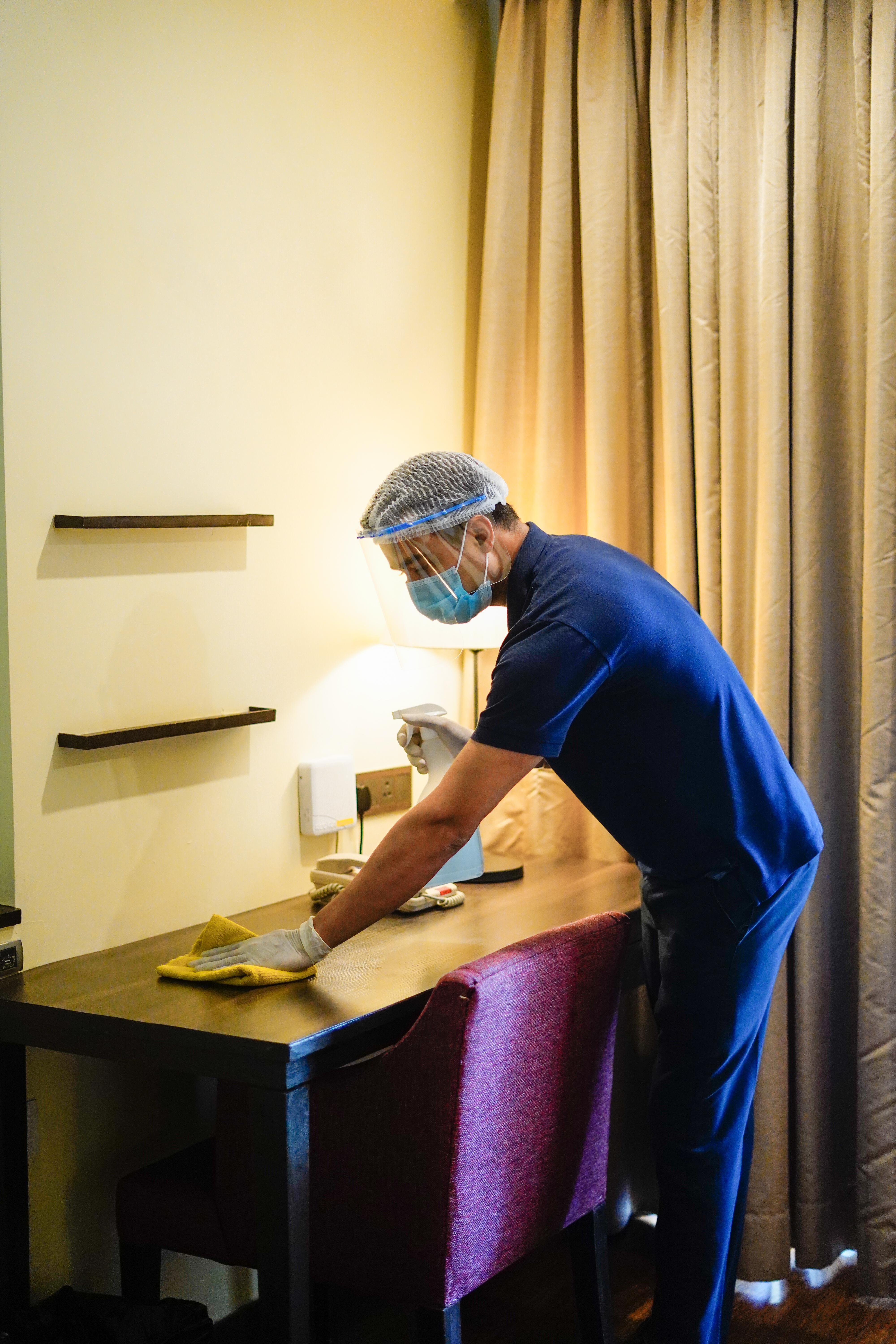 منتجع وسبا نوفوتيل جوا - علامة فنادق أكورهوتيلز كاندولِم المظهر الخارجي الصورة A hotel housekeeper wearing a face shield and gloves